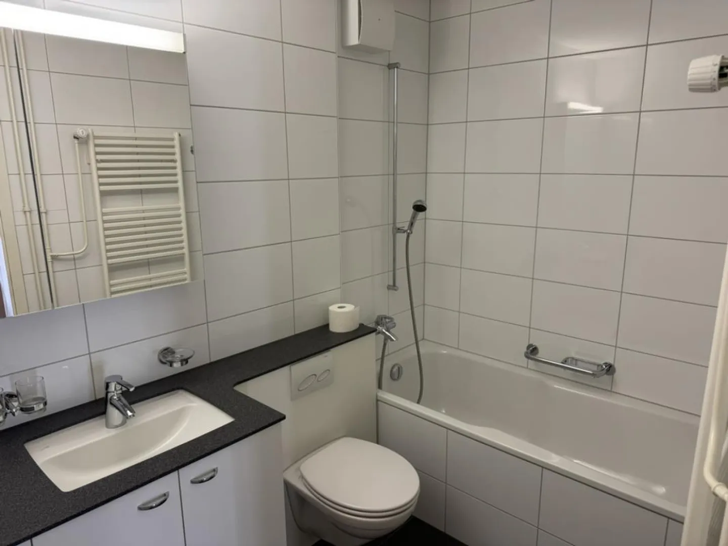 Appartement dans un emplacement central avec un grand balcon - Photo 3 sur 10