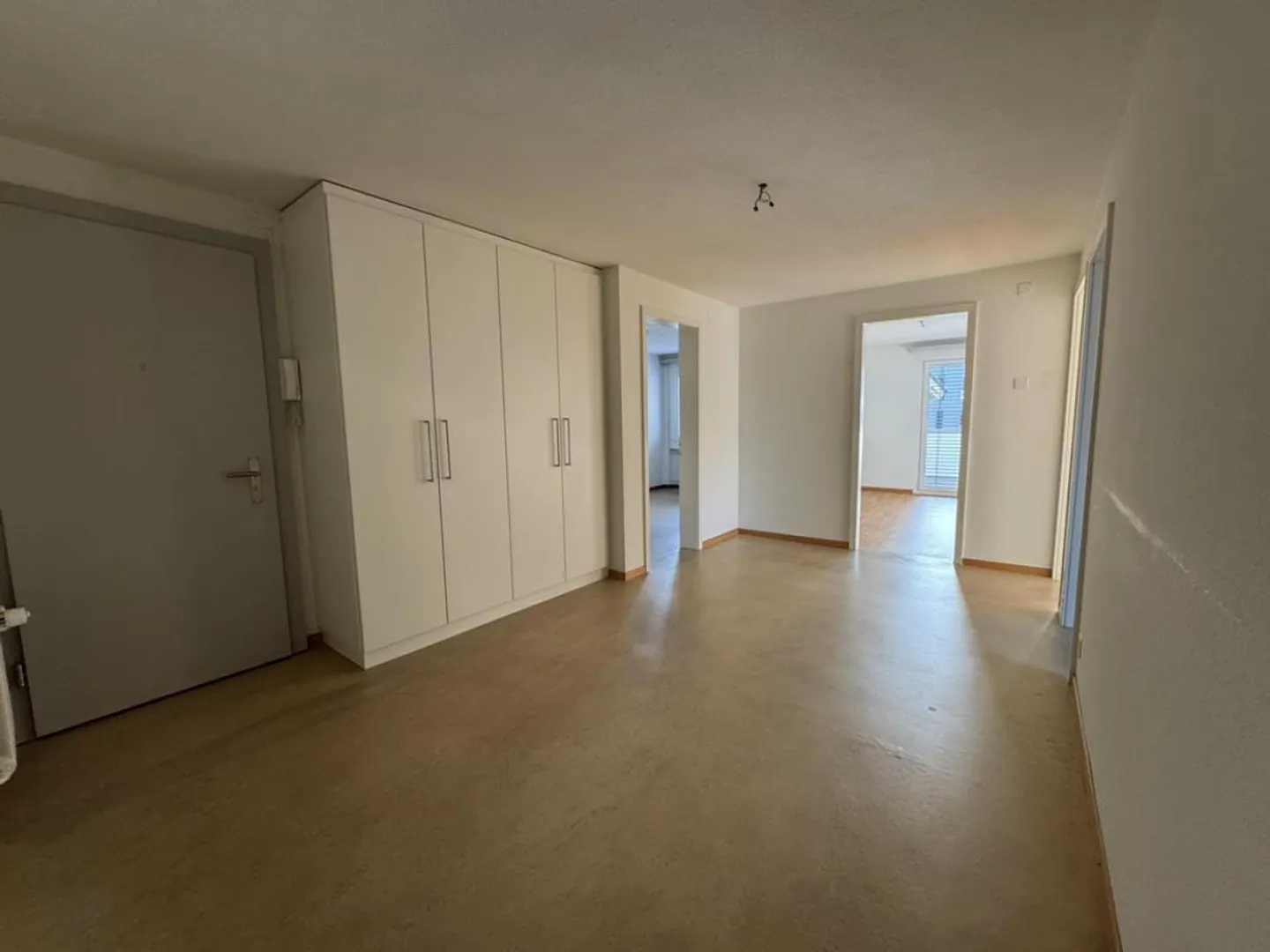 Appartement dans un emplacement central avec un grand balcon - Photo 4 sur 10