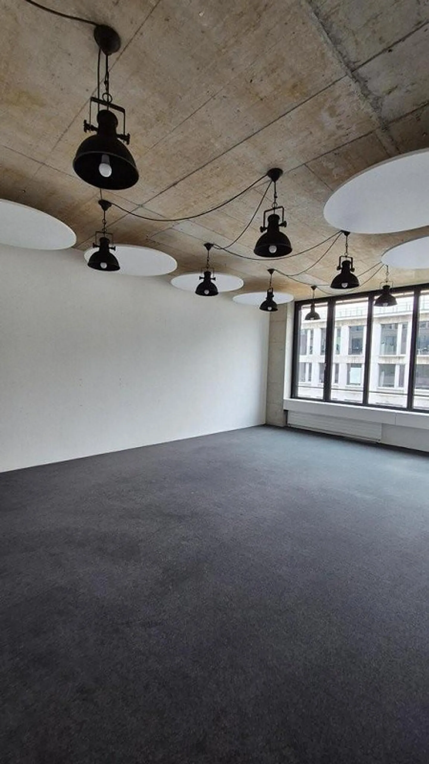 Espace de bureau avec connexion **trois mois de loyer gratuit** - Photo 1 sur 4