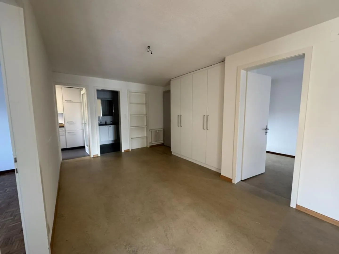 Appartement dans un emplacement central avec un grand balcon - Photo 5 sur 10