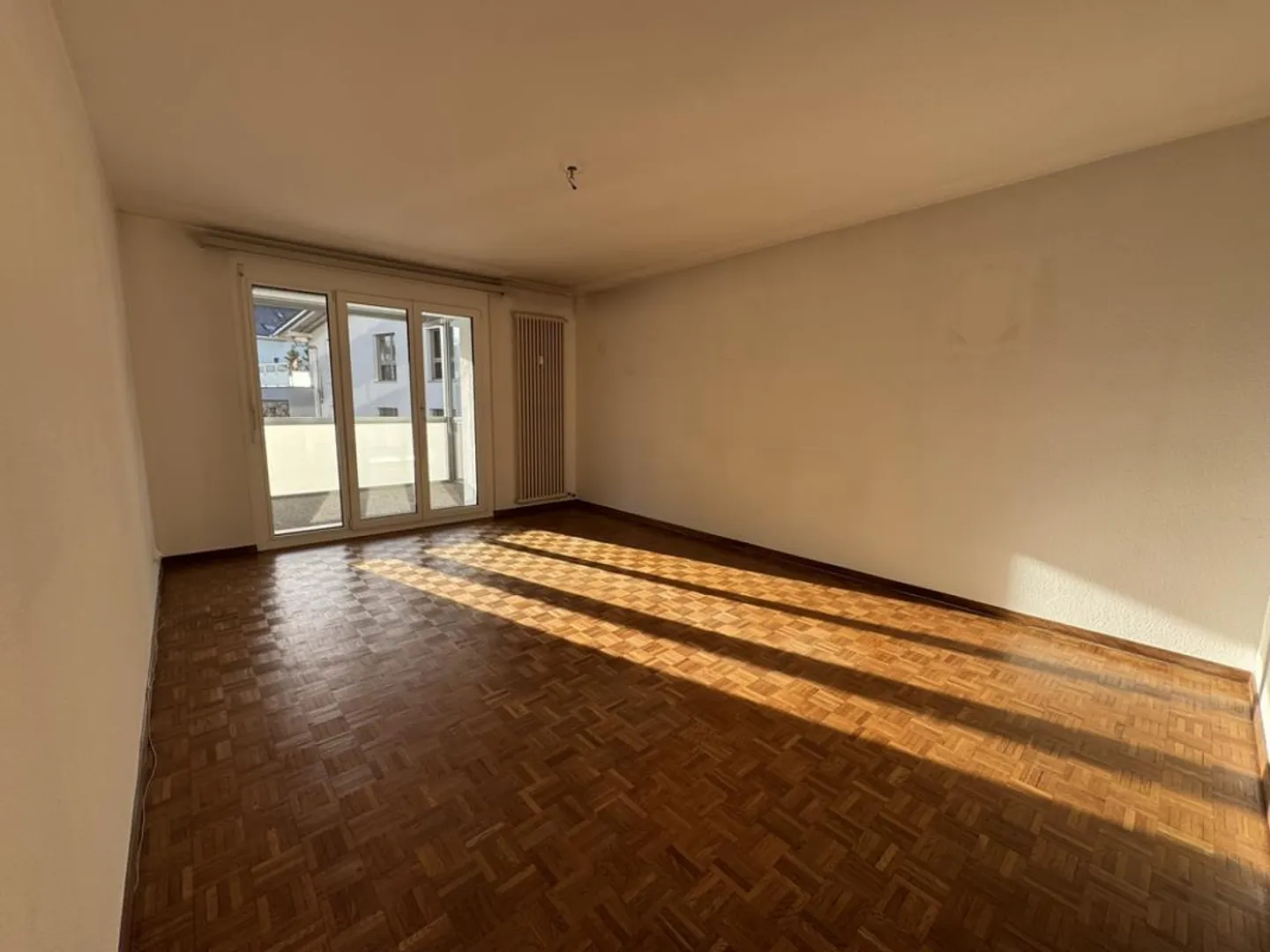 Appartement dans un emplacement central avec un grand balcon - Photo 6 sur 10