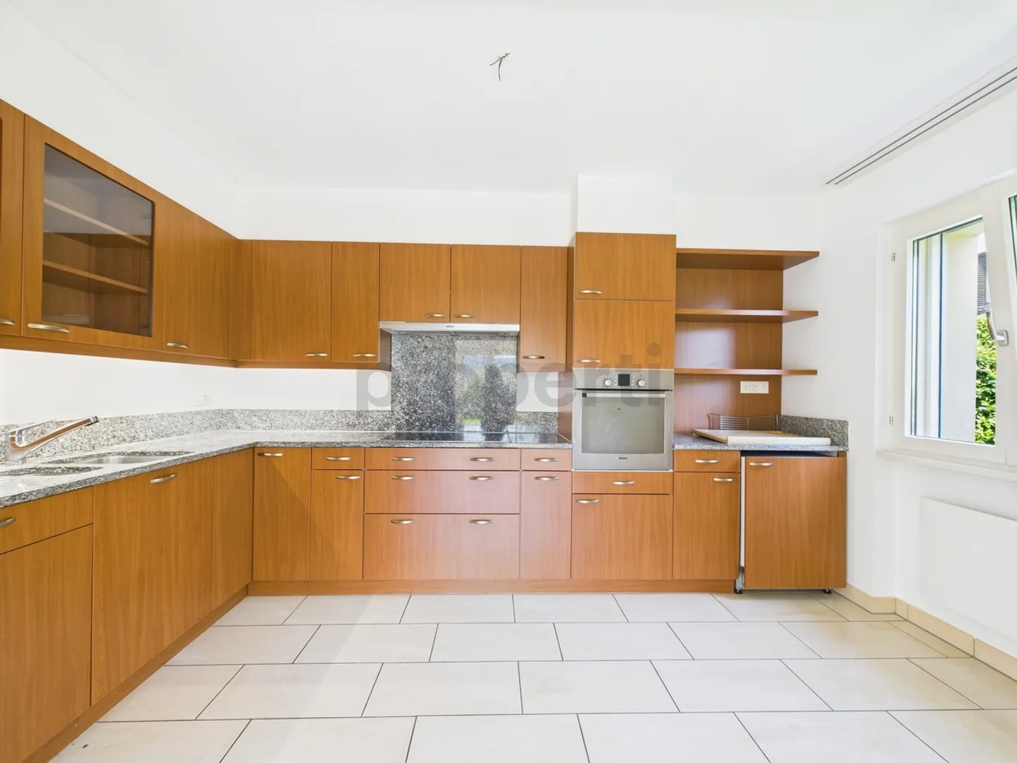 Bright 4.5-Room Apartment with Garden in Morcote - Photo 2 of 13