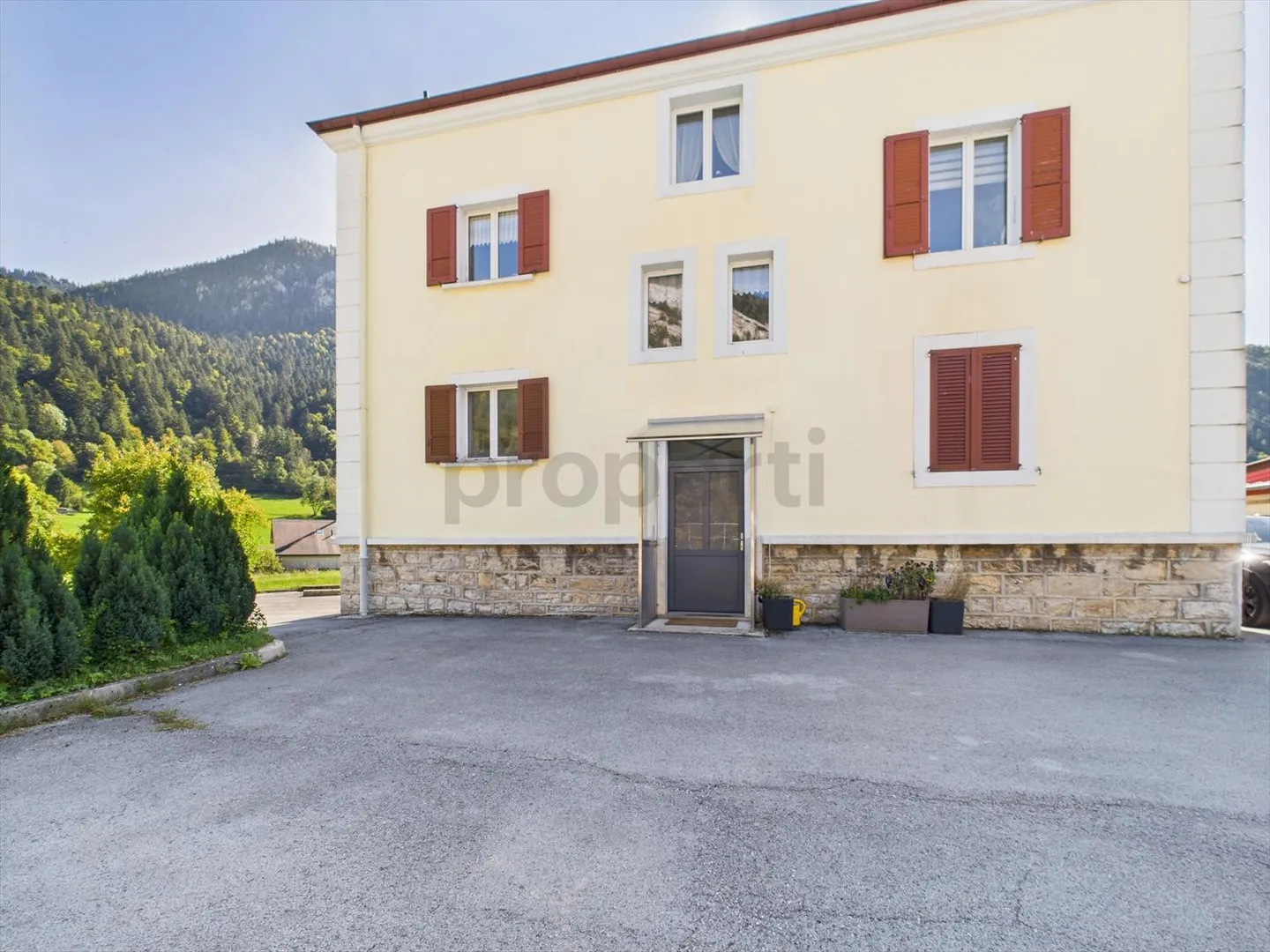 Edificio redditizio con 2 appartamenti, laboratorio e grande terreno a Noiraigue - Foto 5 di 10