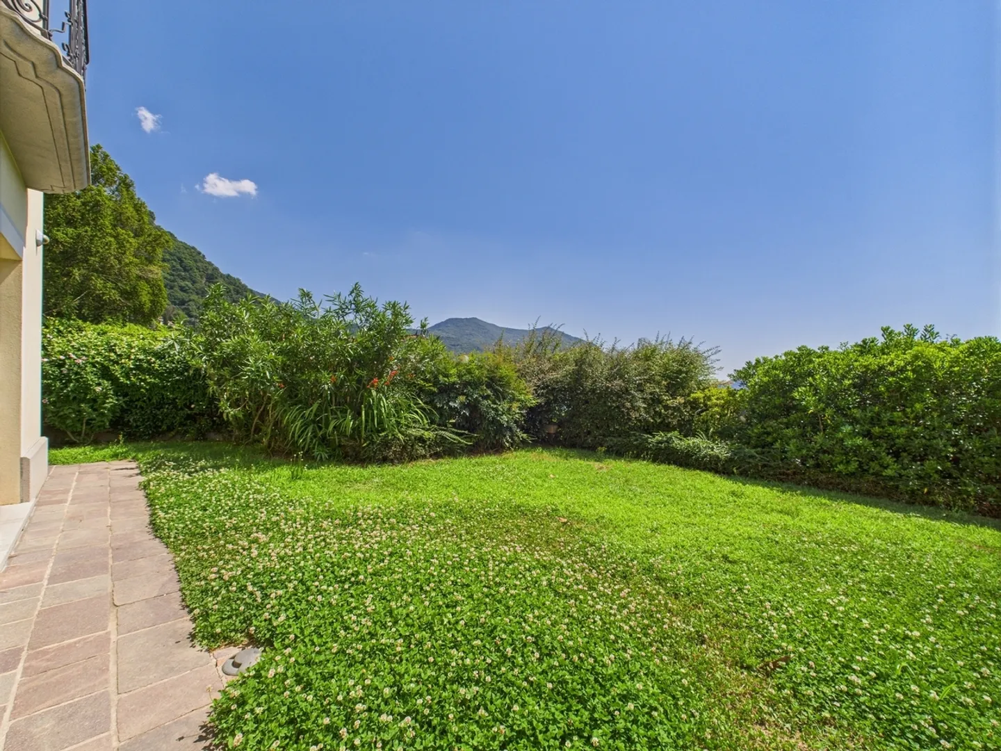 Bright 4.5-Room Apartment with Garden in Morcote - Photo 12 of 13