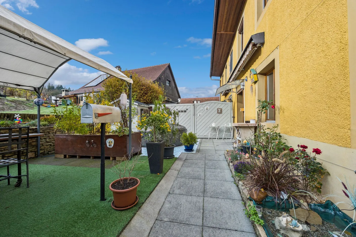 Charming semi-detached house with character - Photo 3 of 4