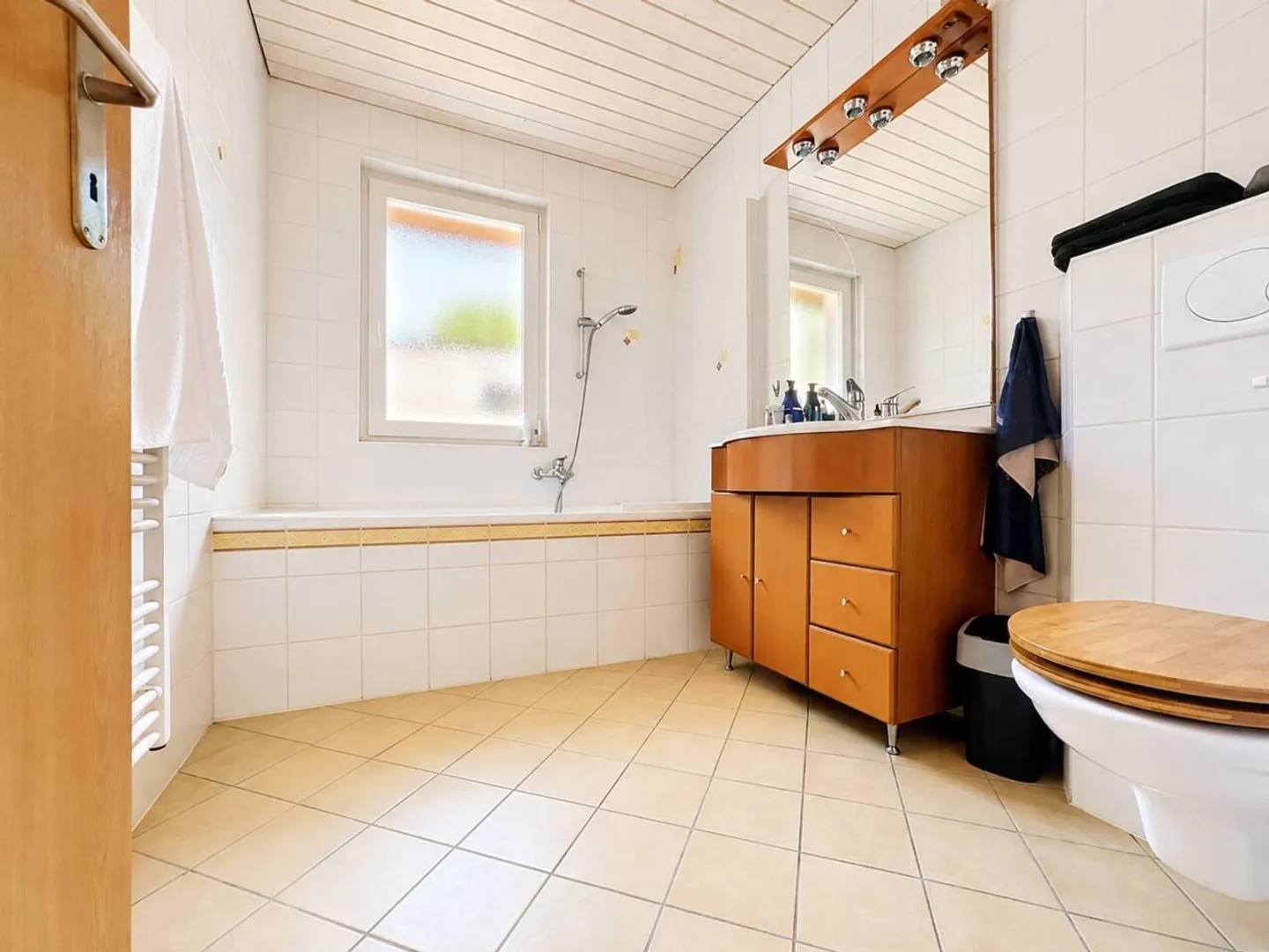 Individual villa with 4.5 rooms and independent studio - Photo 9 of 13