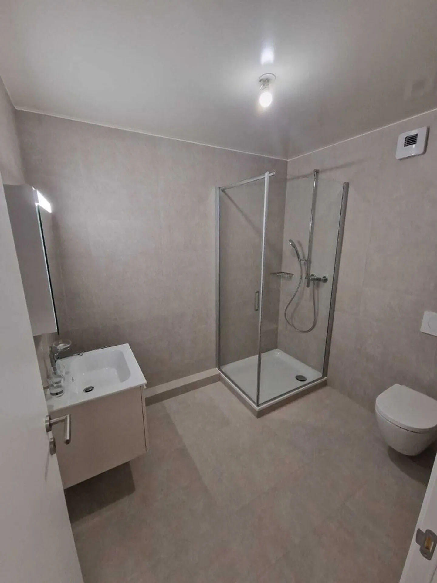 À saisir ! Splendide studio au coeur de Genève ! - Photo 4 sur 4