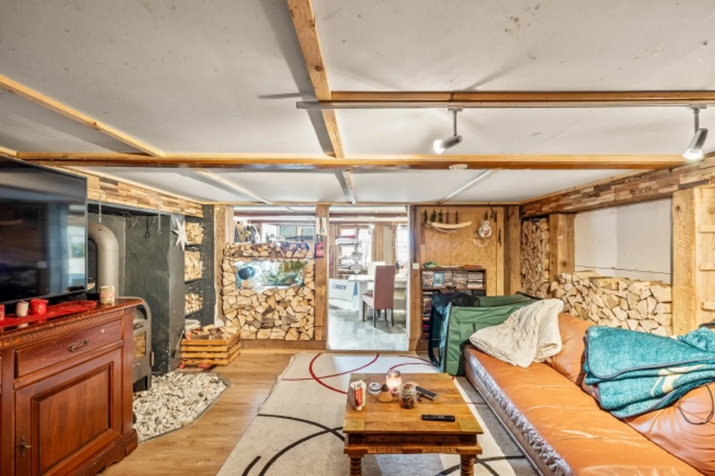 FATTORIA CON 700 M² DI SPAZIO UTILE SU UN TERRENO DI 26.000 M² - Foto 4 di 8