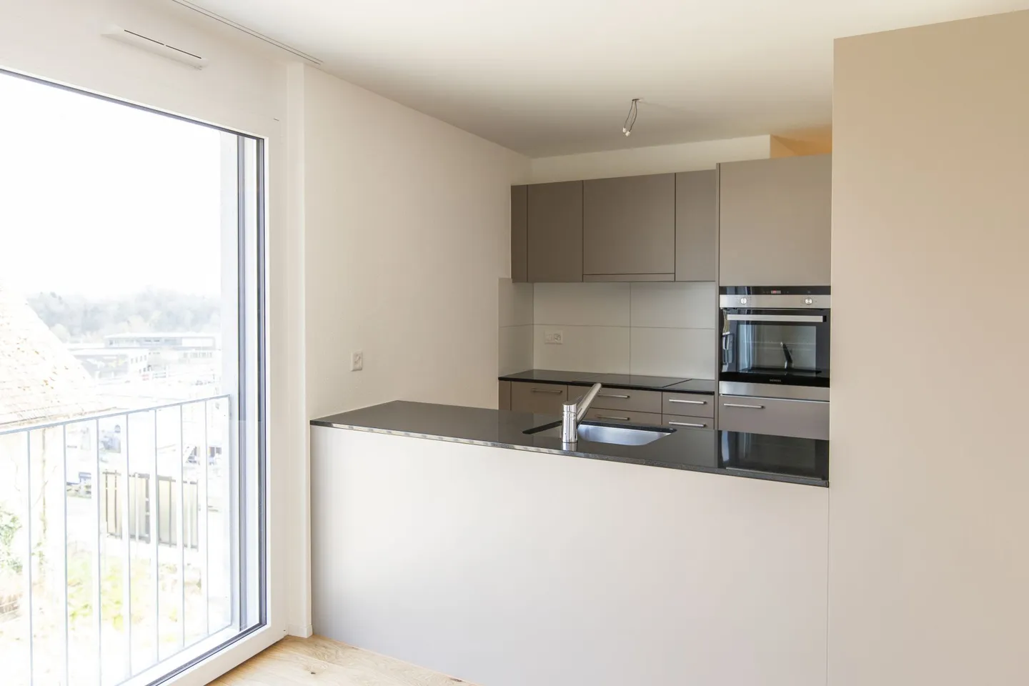 Appartement moderne de 3,5 pièces au rez-de-chaussée à louer - Photo 2 sur 5