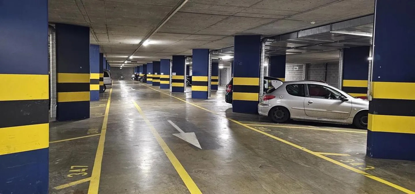 Posti auto interni vicino al centro città - Foto 4 di 5