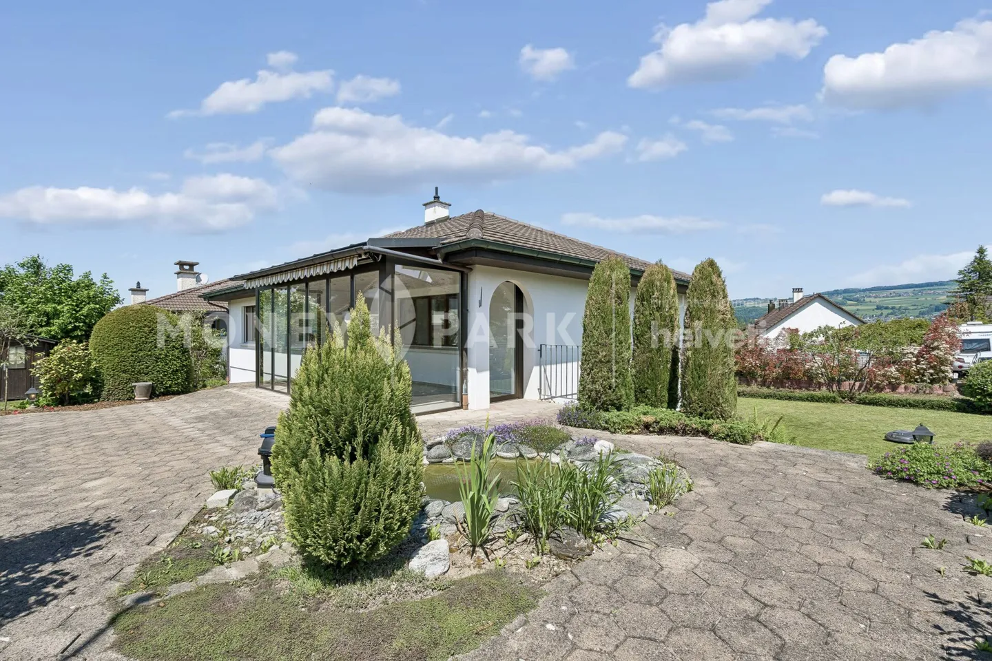 Casa unifamiliare di 6,5 stanze in una zona residenziale tranquilla con giardino idilliaco - Foto 1 di 16