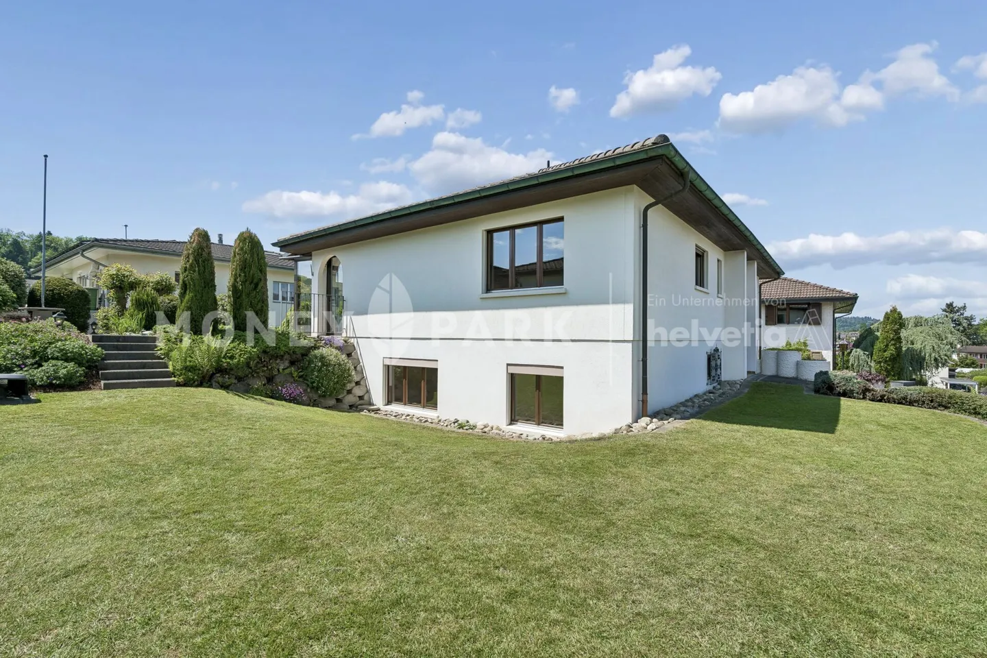 Casa unifamiliare di 6,5 stanze in una zona residenziale tranquilla con giardino idilliaco - Foto 9 di 16