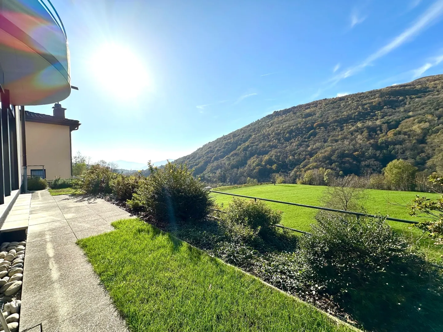 Faszinierendes Einfamilienhaus mit 4,5 Zimmern und Baugrund - Photo 9 sur 12