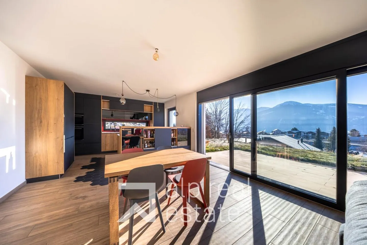 New, high-quality villa with spectacular views of Lake Louché and the Alps - Photo 3 of 14