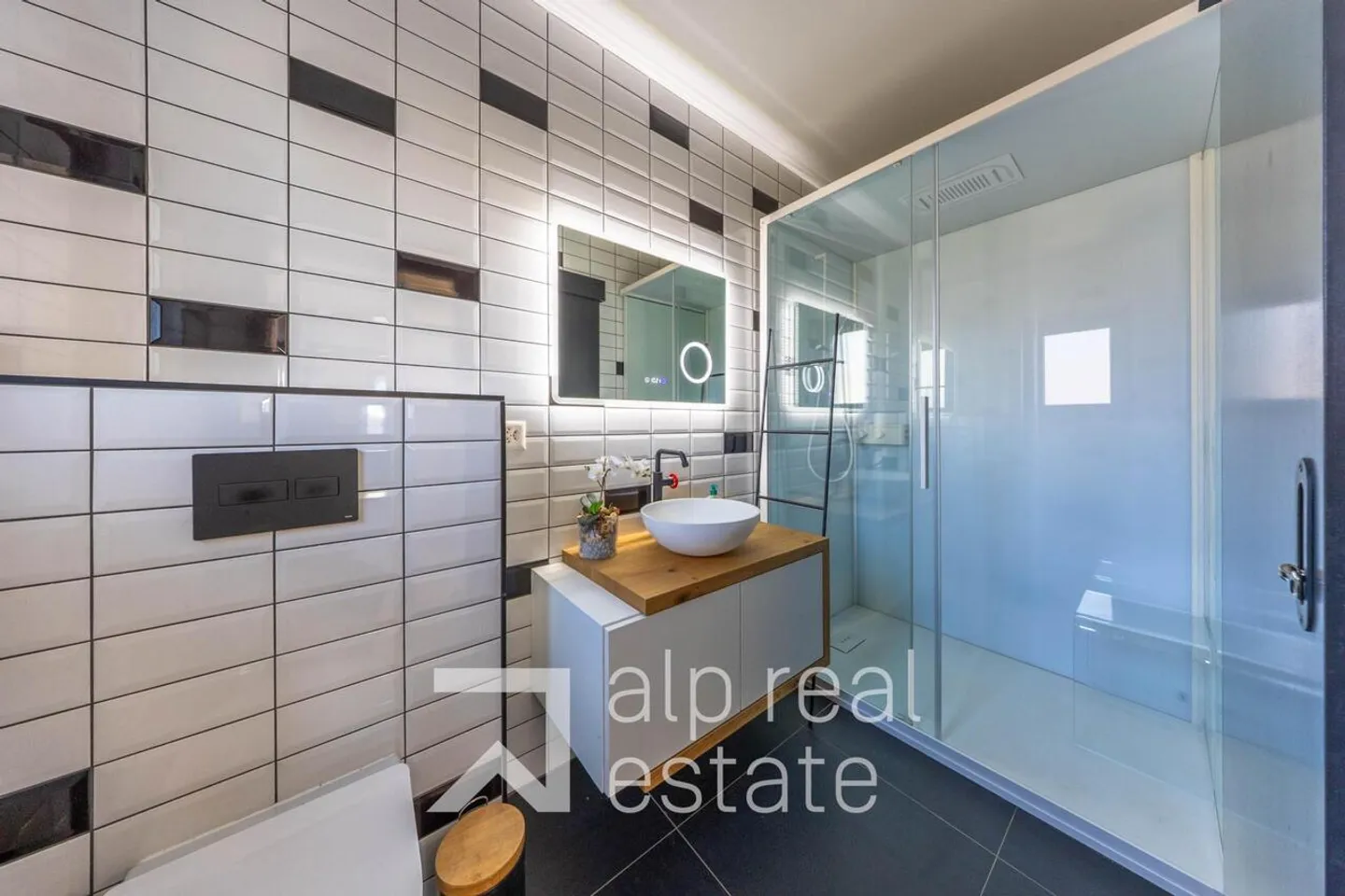 New, high-quality villa with spectacular views of Lake Louché and the Alps - Photo 5 of 14