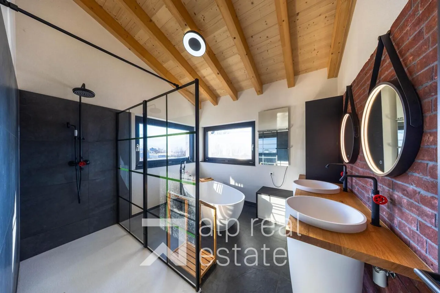 New, high-quality villa with spectacular views of Lake Louché and the Alps - Photo 6 of 14