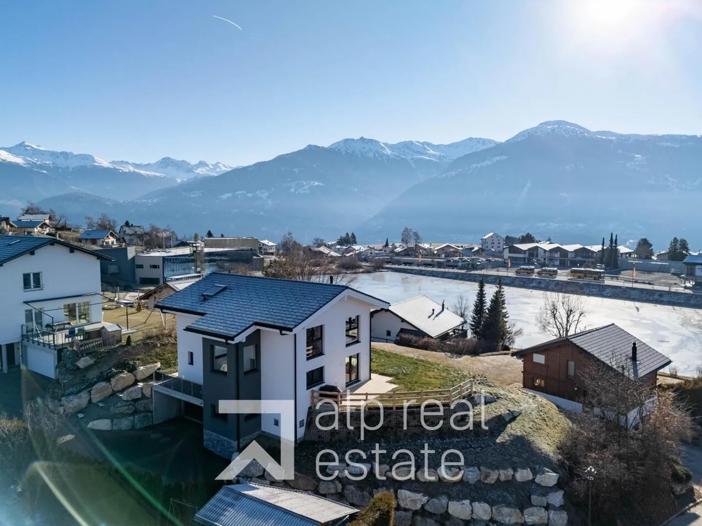 New, high-quality villa with spectacular views of Lake Louché and the Alps - Photo 1 of 14