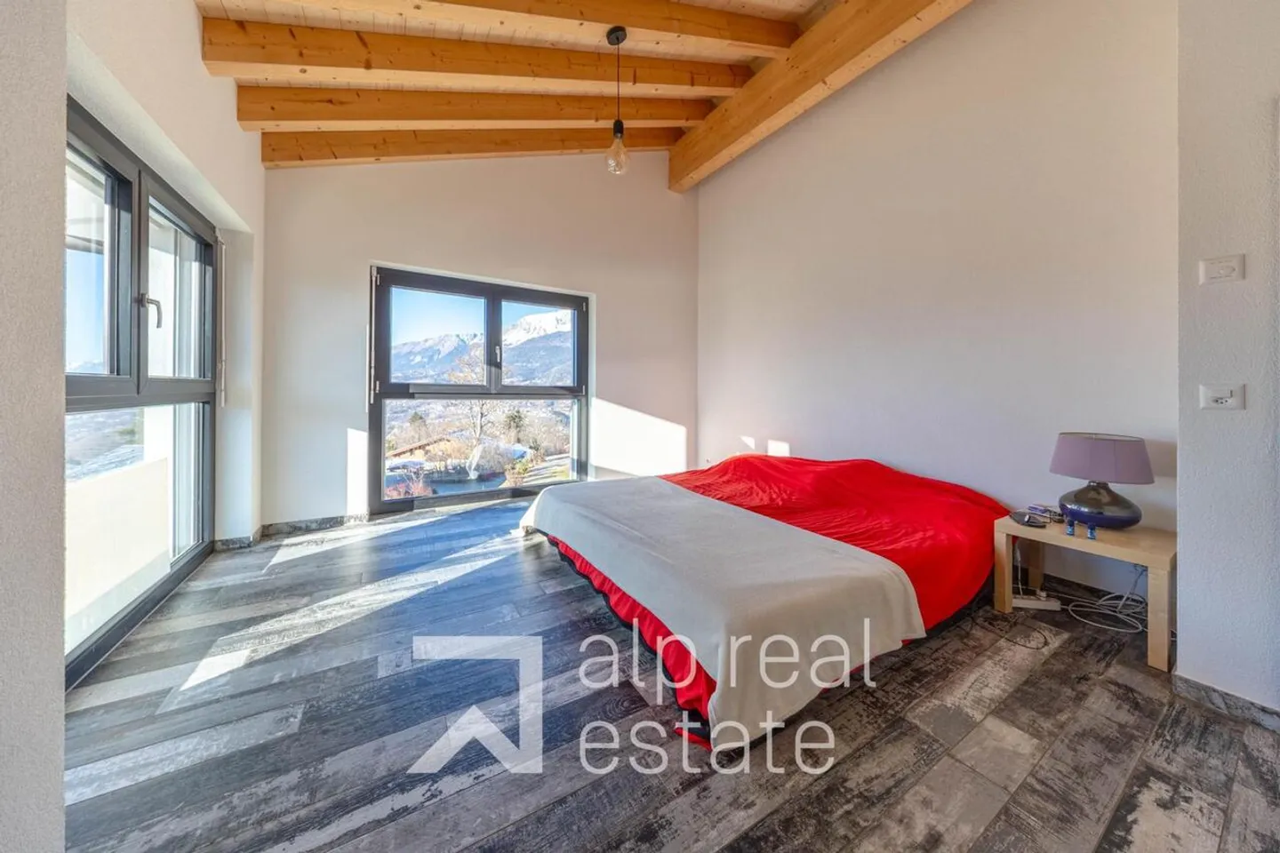 New, high-quality villa with spectacular views of Lake Louché and the Alps - Photo 9 of 14