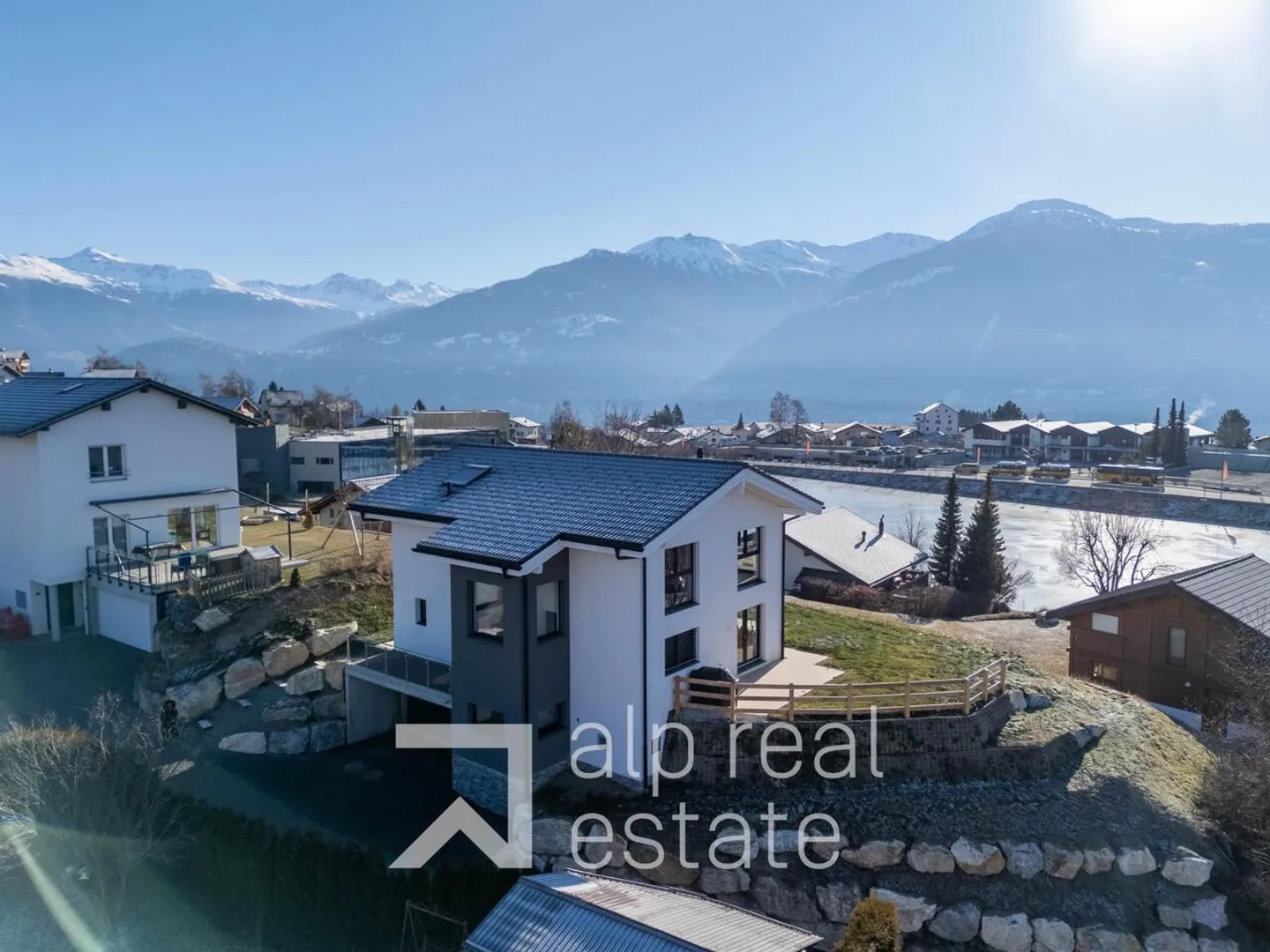 New, high-quality villa with spectacular views of Lake Louché and the Alps - Photo 13 of 14
