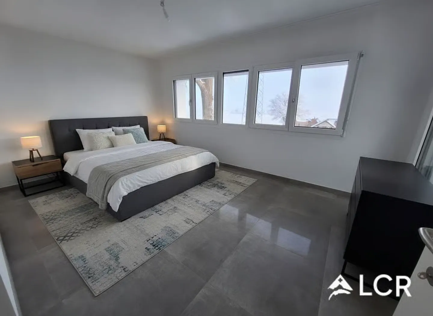 Magnifique appartement de 4.5P / 3 CHB / 2 SDB / 1 balcon / 2 places de parc - Photo 4 of 13
