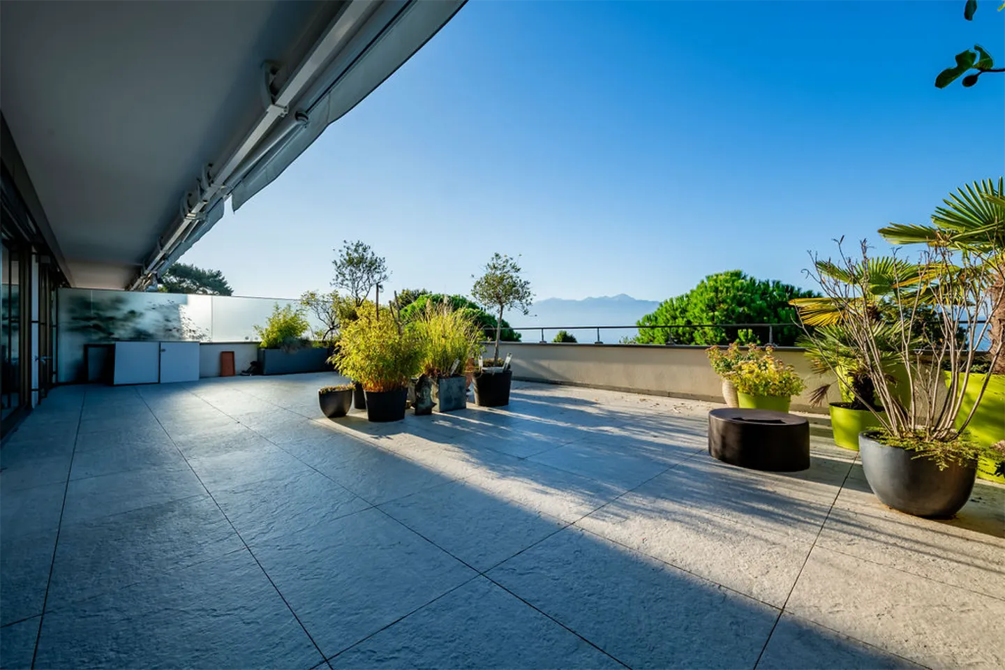 Zu vermieten! 4,5 Zimmer mit einer magnifizierten Terrasse von 80m2 - Foto 1 von 6