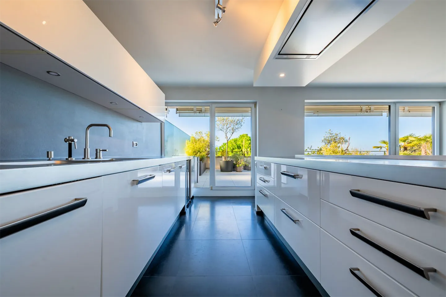 Zu vermieten! 4,5 Zimmer mit einer magnifizierten Terrasse von 80m2 - Foto 3 von 6