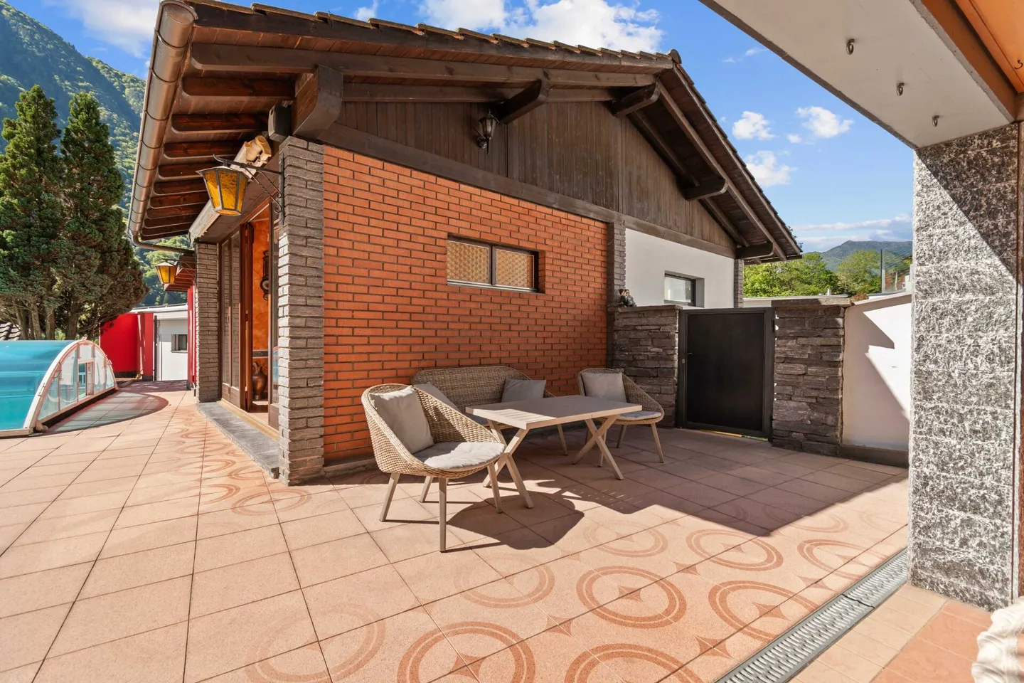 Prestigious semi-detached villa with pool and grotto - Photo 16 of 25