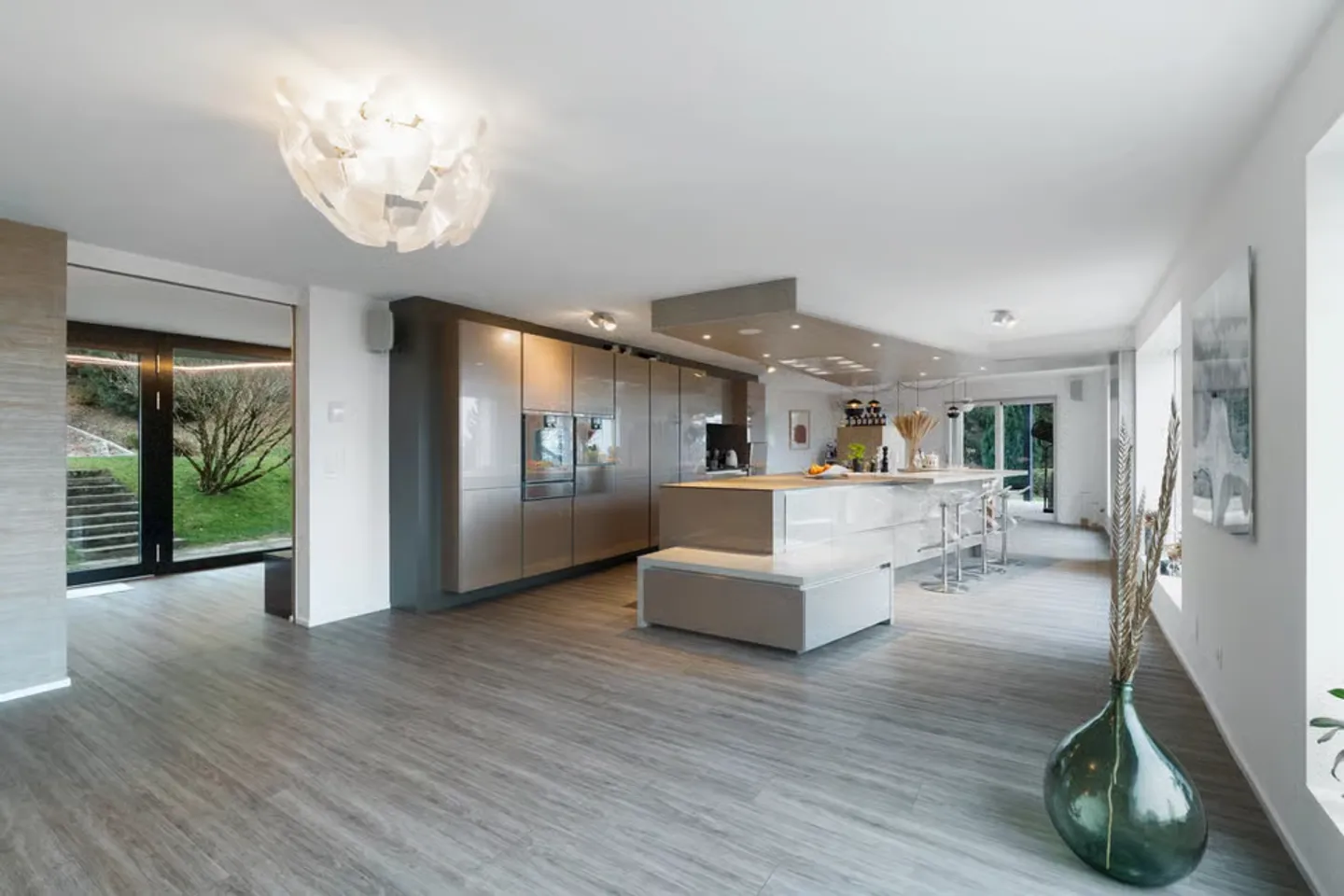 Modern property with swimming pool and unobstructed lake views - Foto 3 di 12
