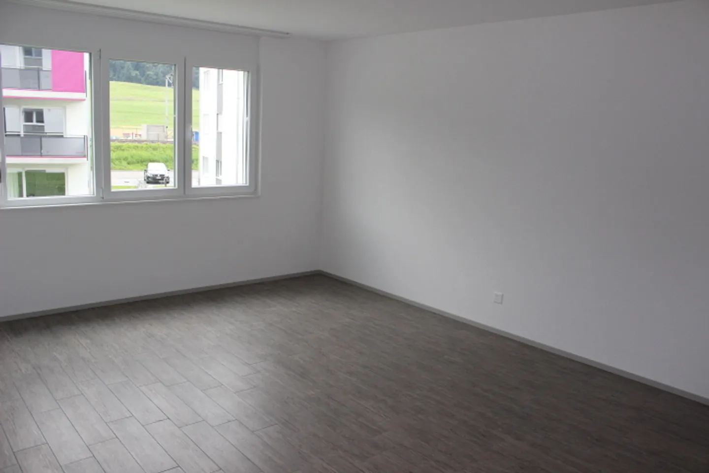 A quiet and colorful neighborhood - Photo 6 of 8