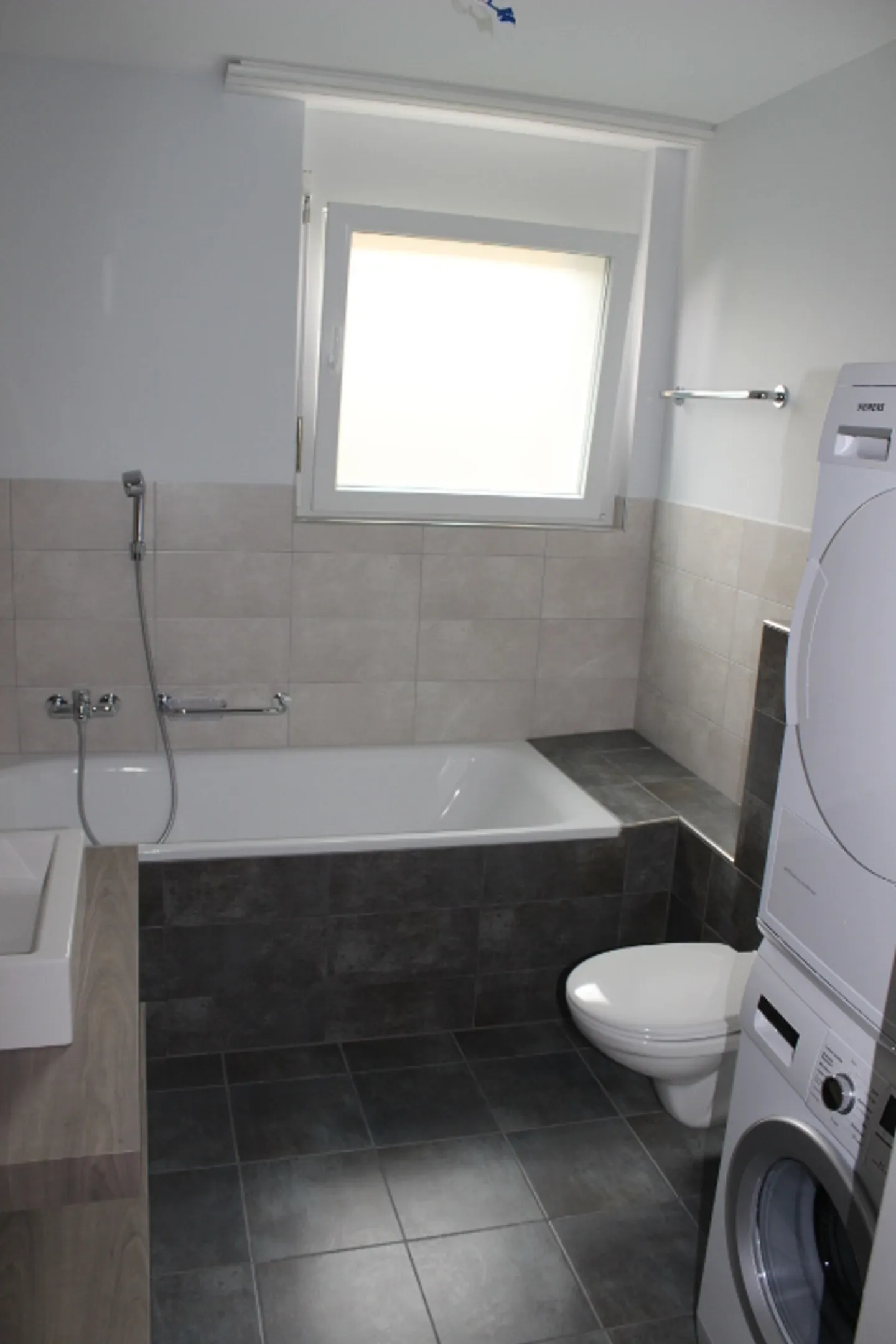 A quiet and colorful neighborhood - Photo 3 of 8