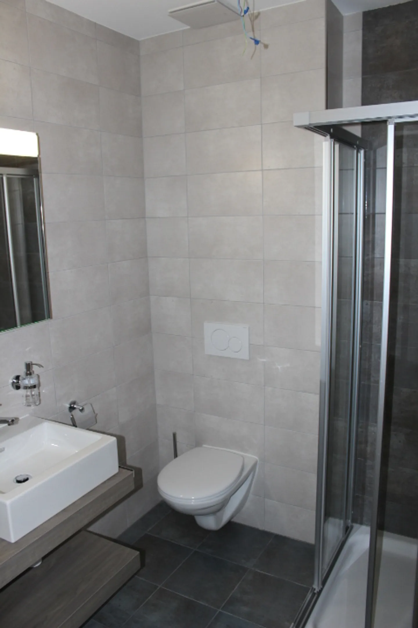 A quiet and colorful neighborhood - Photo 5 of 8