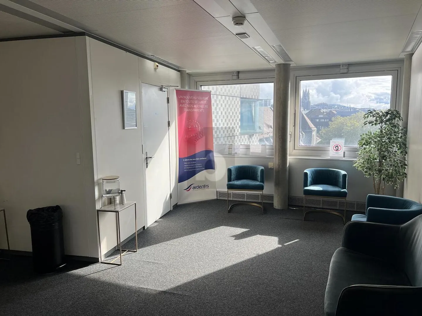 BUREAUX LUMINEUX SUR LA PLACE CHAUDERON ! - Photo 4 sur 6