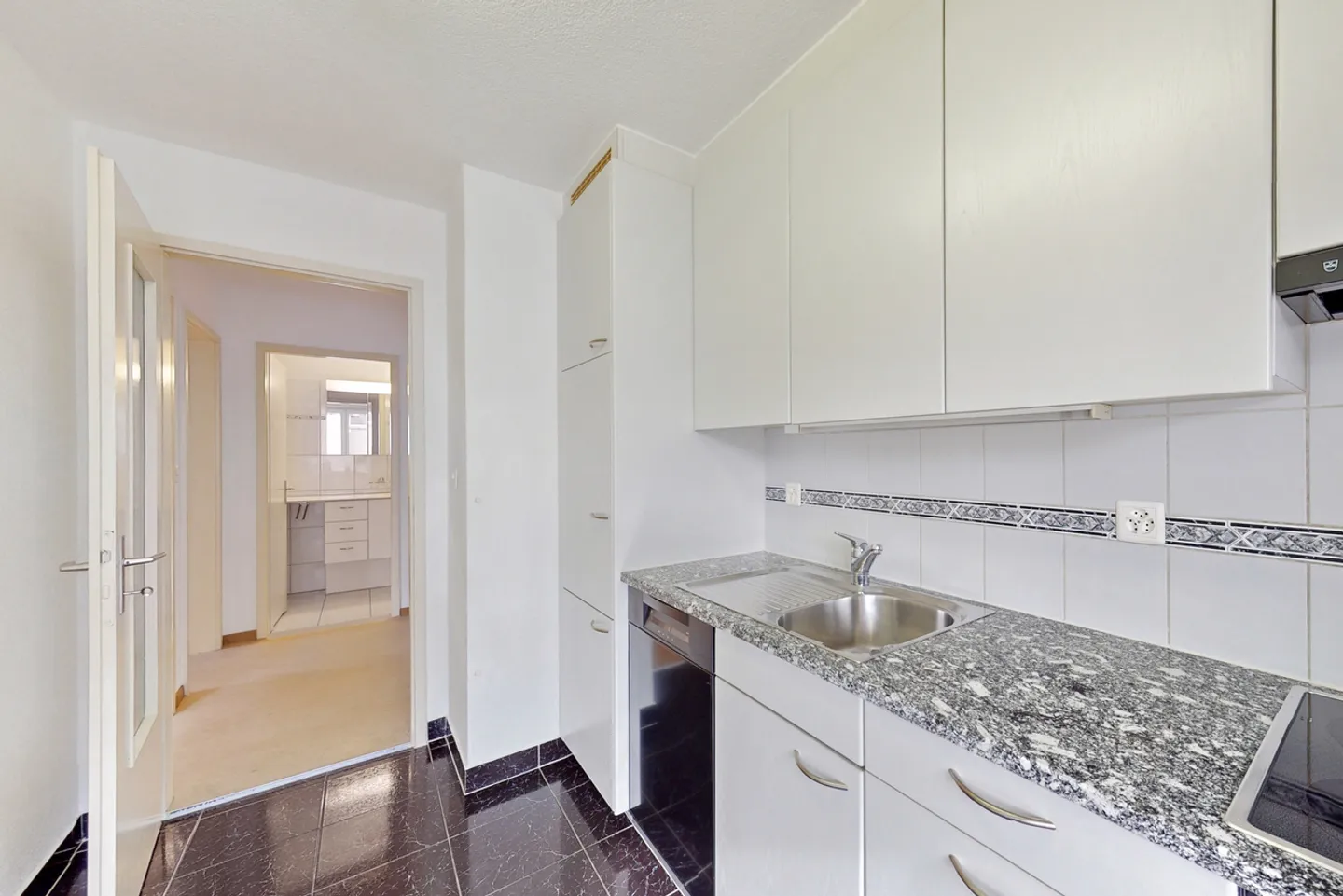 Light-flooded apartment in a central location - Photo 8 of 11