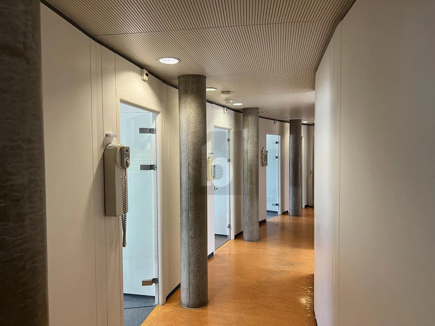 BUREAUX LUMINEUX SUR LA PLACE CHAUDERON ! - Photo 5 sur 6