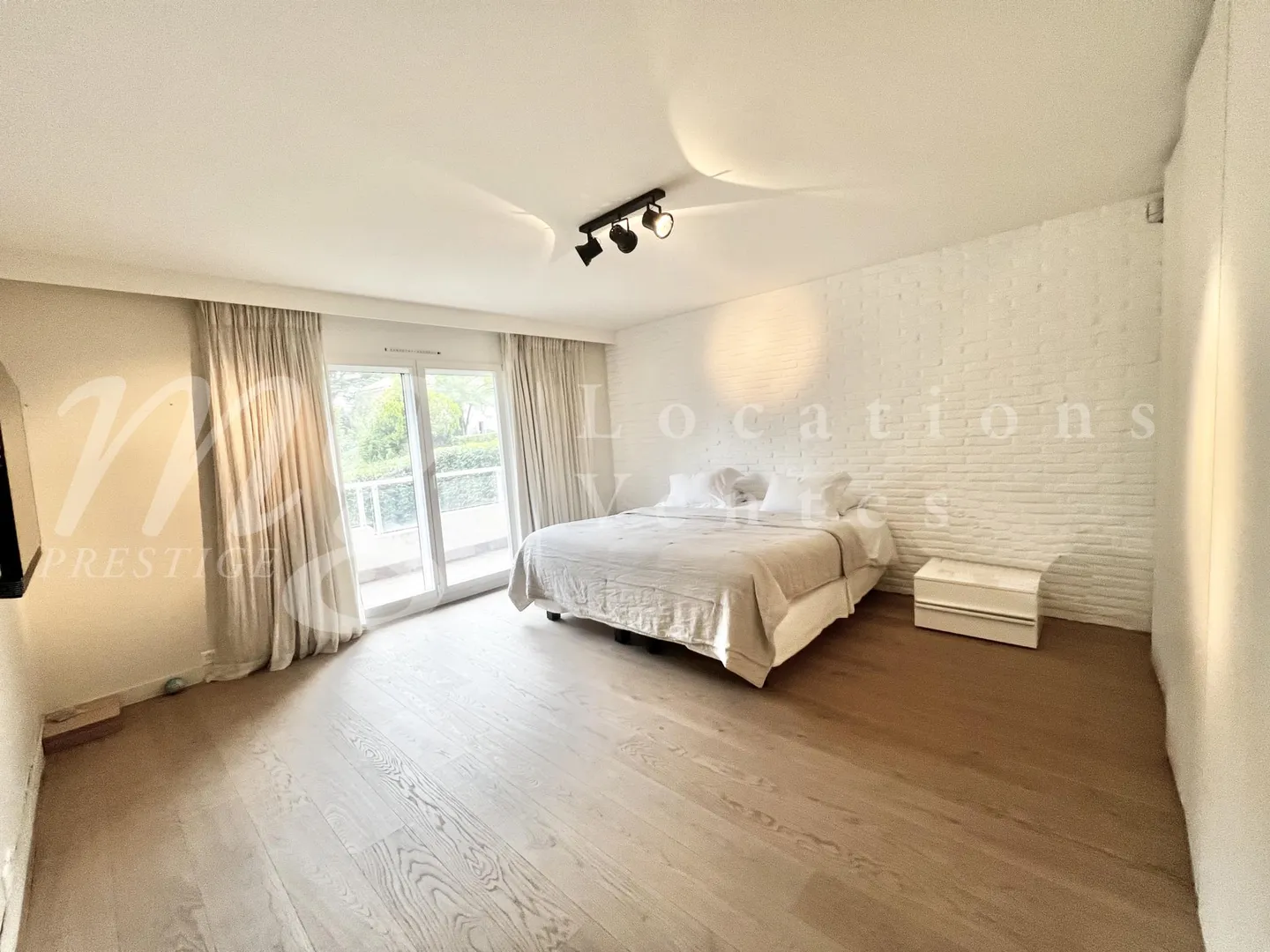Spacious Apartment with Mountain View - Photo 11 of 16