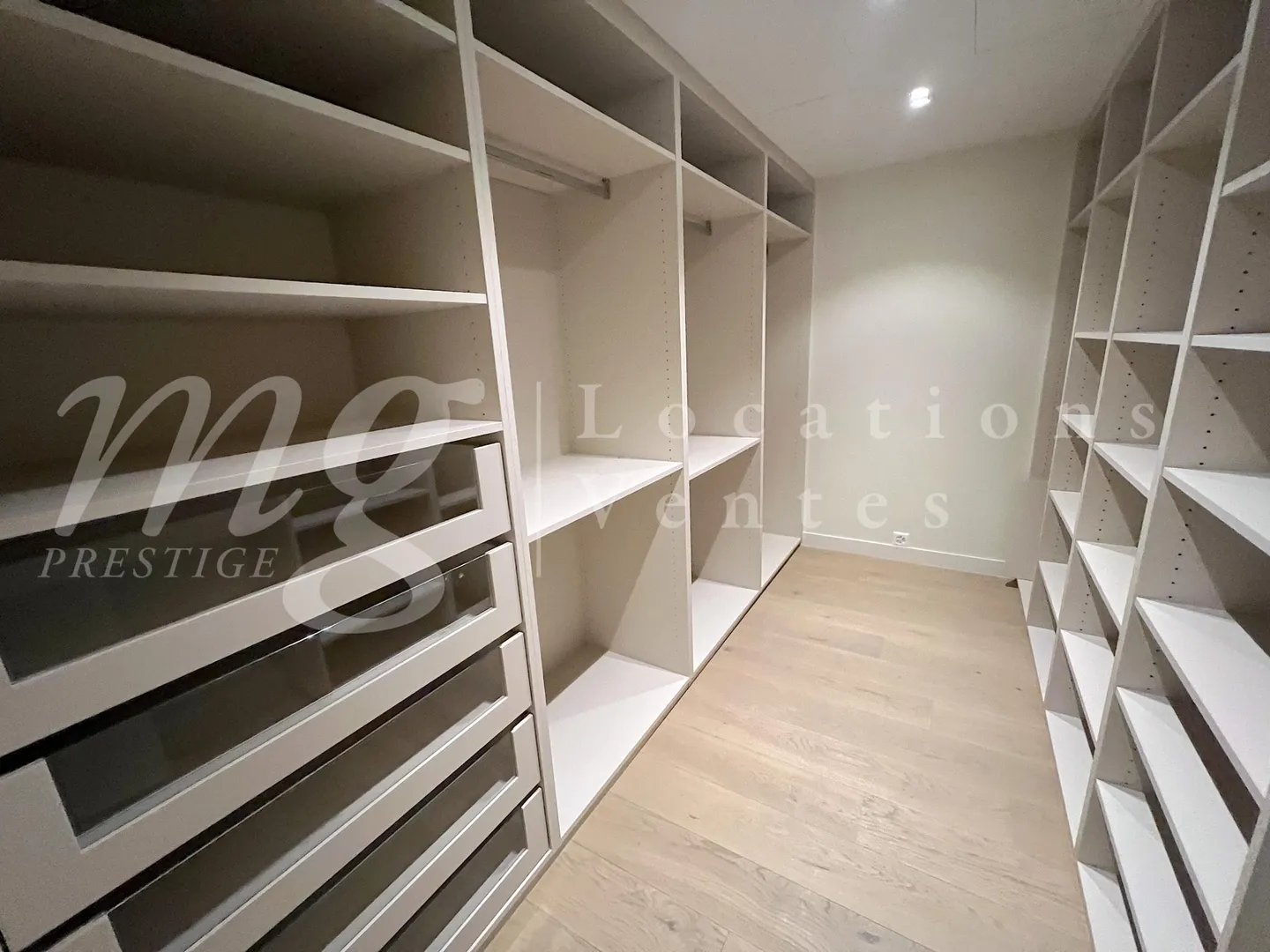 Spacious Apartment with Mountain View - Photo 12 of 16