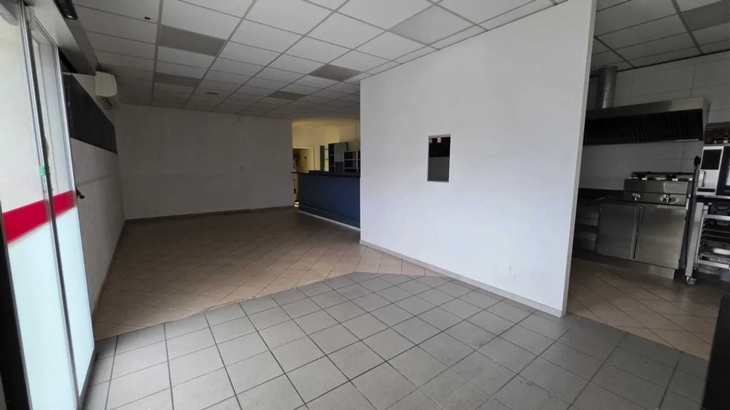 DA AFFITTARE - SPAZIO COMMERCIALE PER RISTORAZIONE / NEGOZIO - Foto 6 di 11