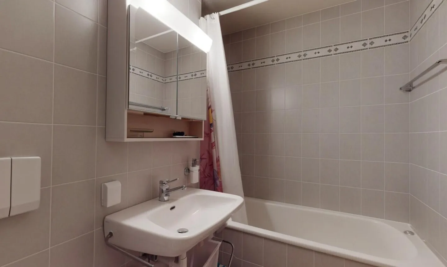 2.5-room garden-level apartment with indoor pool - Photo 7 of 11