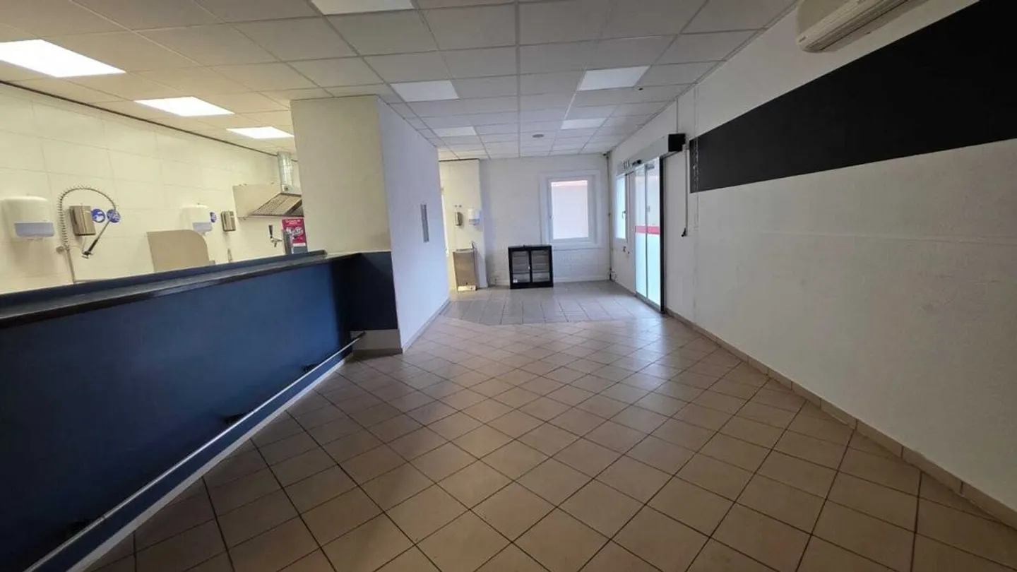 DA AFFITTARE - SPAZIO COMMERCIALE PER RISTORAZIONE / NEGOZIO - Foto 7 di 11