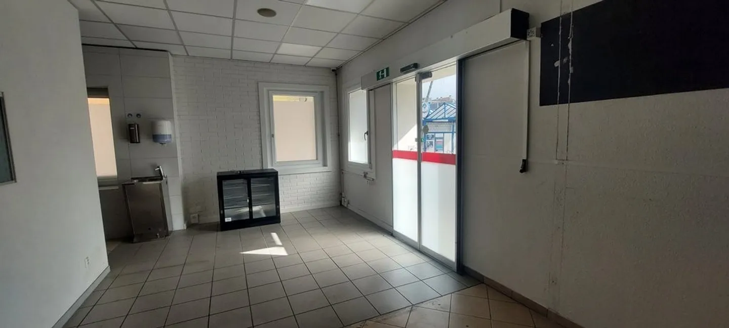 DA AFFITTARE - SPAZIO COMMERCIALE PER RISTORAZIONE / NEGOZIO - Foto 8 di 11