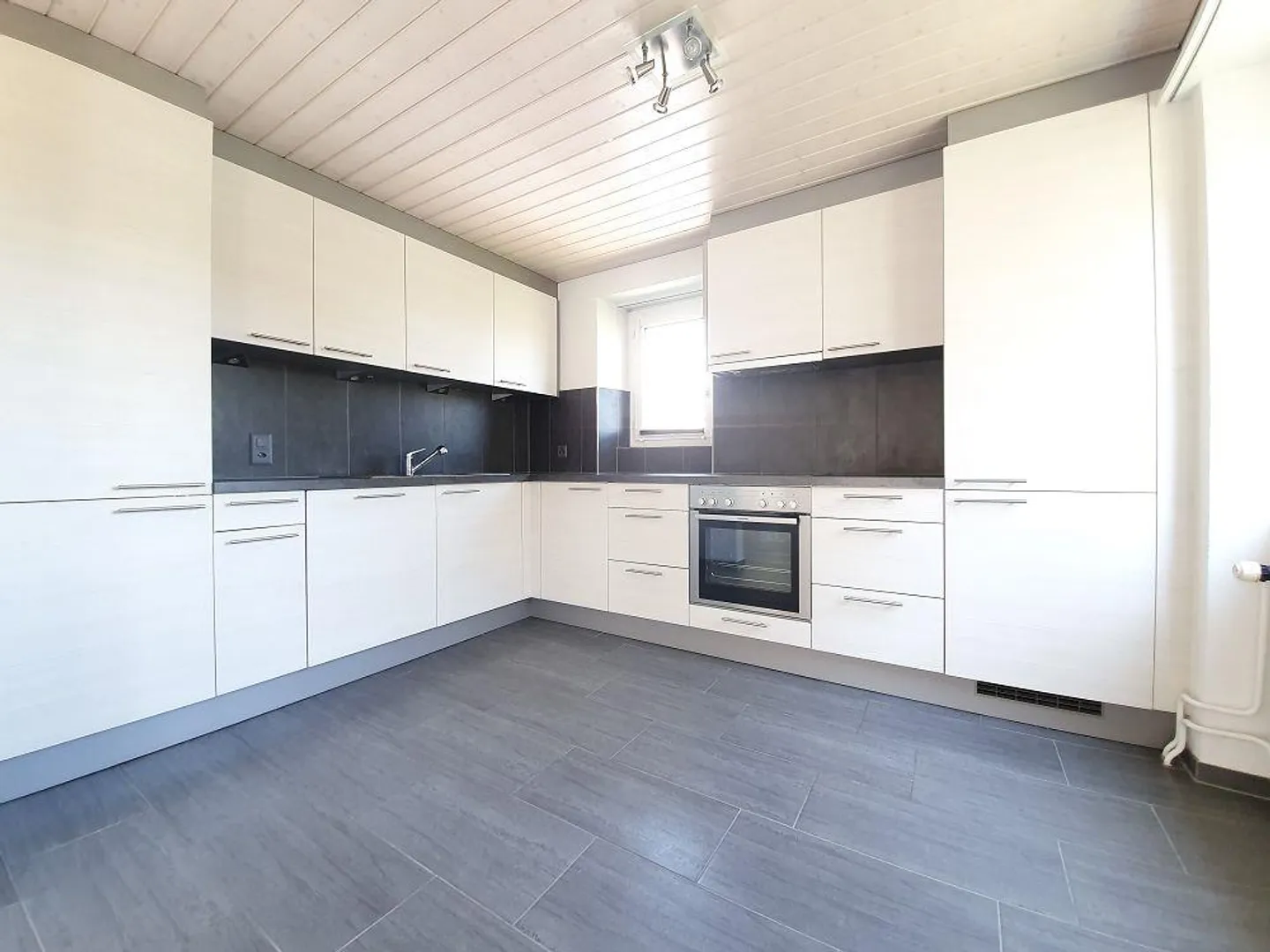 Ottimo e moderno appartamento in una posizione tranquilla a Feuerthalen - Foto 2 di 12