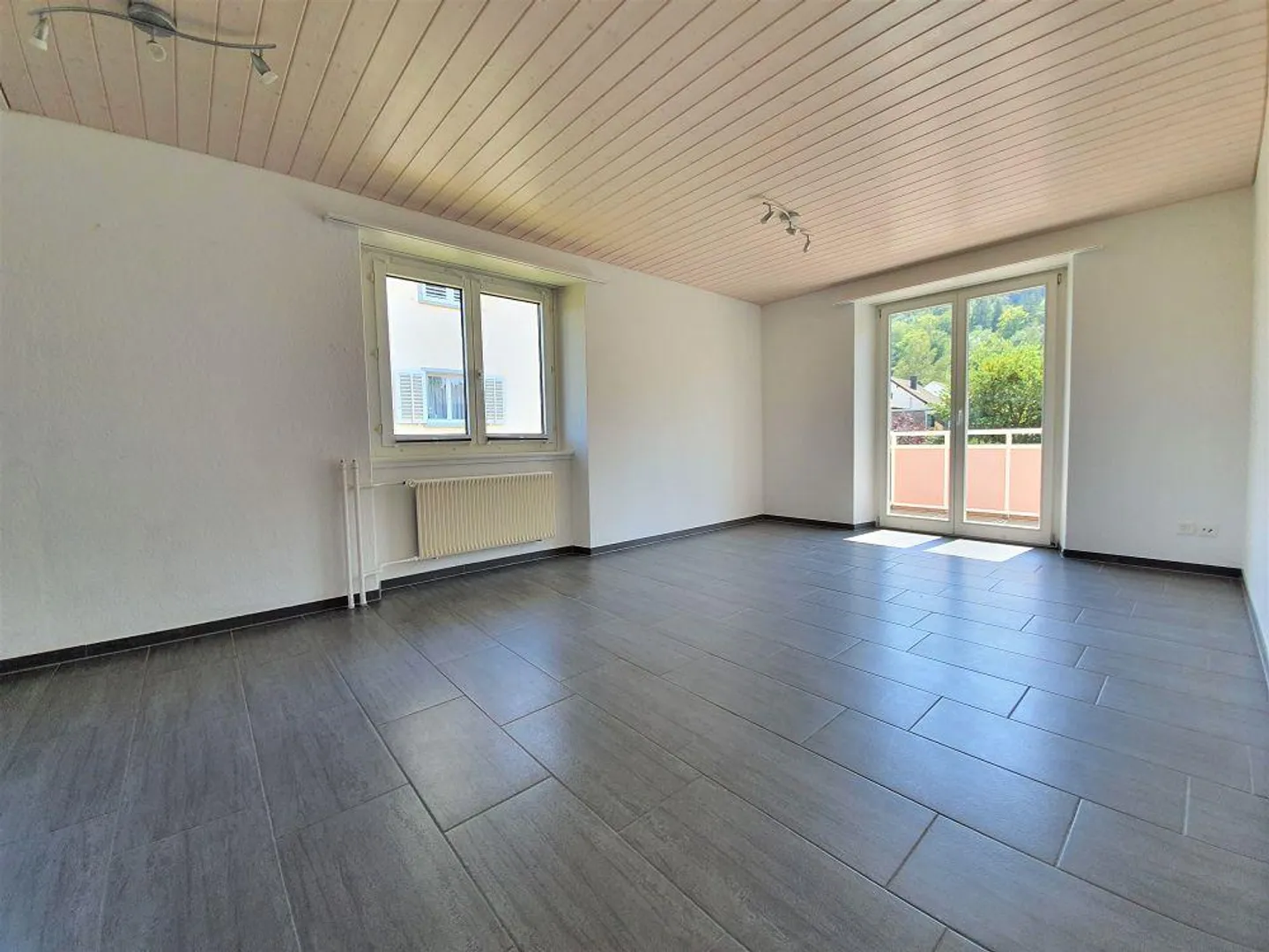 Ottimo e moderno appartamento in una posizione tranquilla a Feuerthalen - Foto 3 di 12