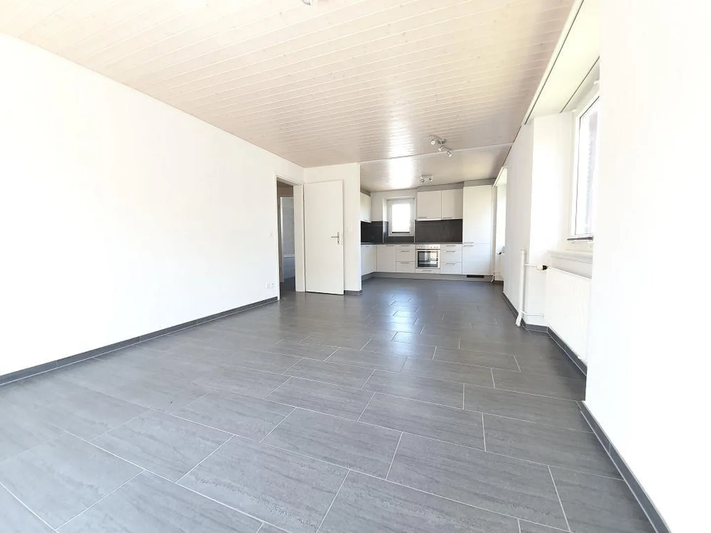 Ottimo e moderno appartamento in una posizione tranquilla a Feuerthalen - Foto 4 di 12