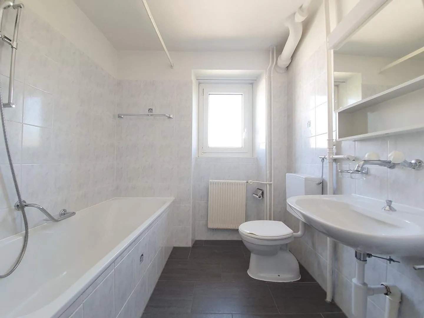 Ottimo e moderno appartamento in una posizione tranquilla a Feuerthalen - Foto 5 di 12