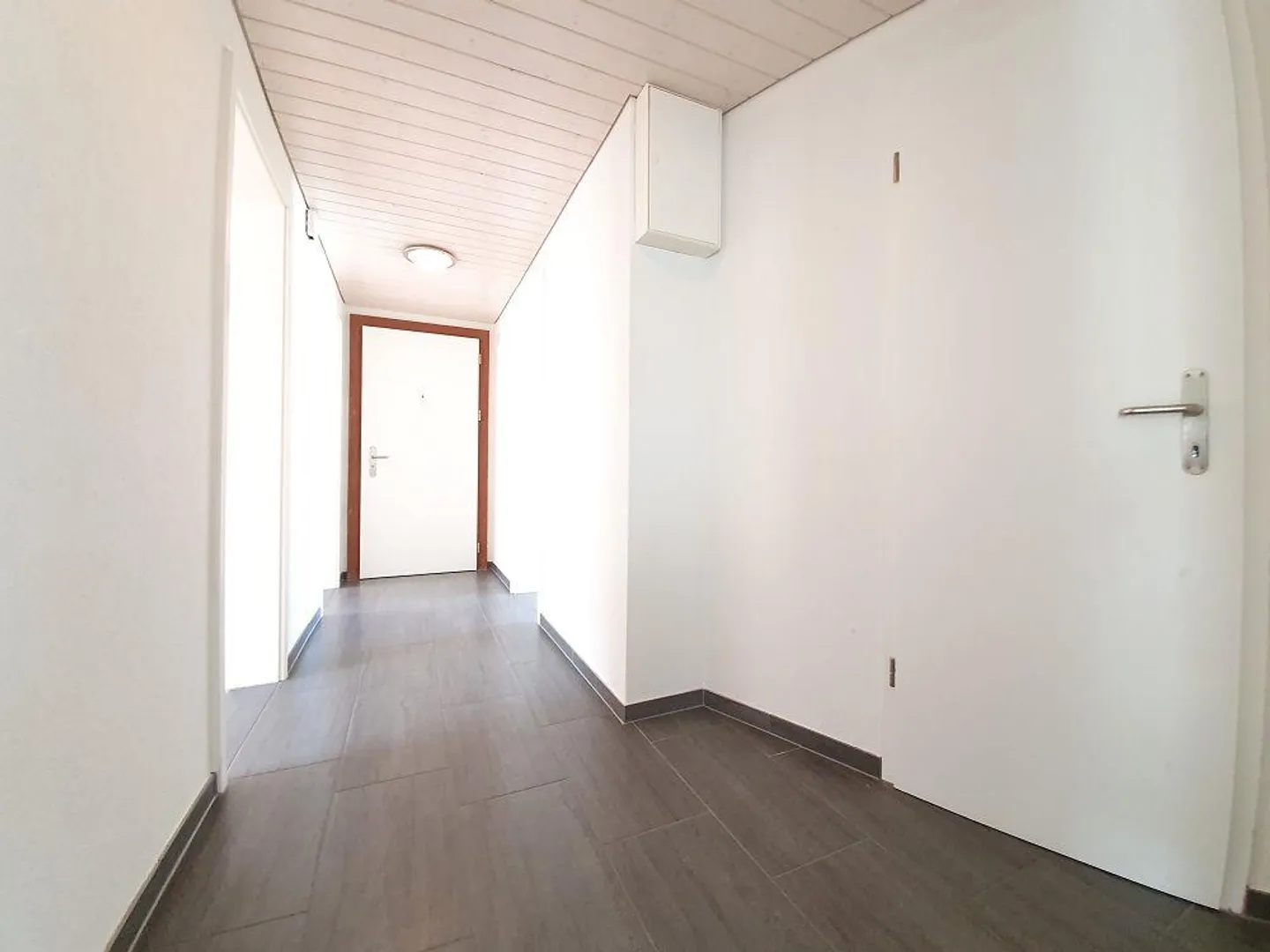 Ottimo e moderno appartamento in una posizione tranquilla a Feuerthalen - Foto 9 di 12