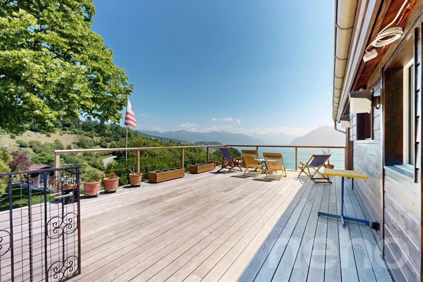 The Elegance of a Chalet between Lake, Vineyards, and Mountains - Photo 2 of 12