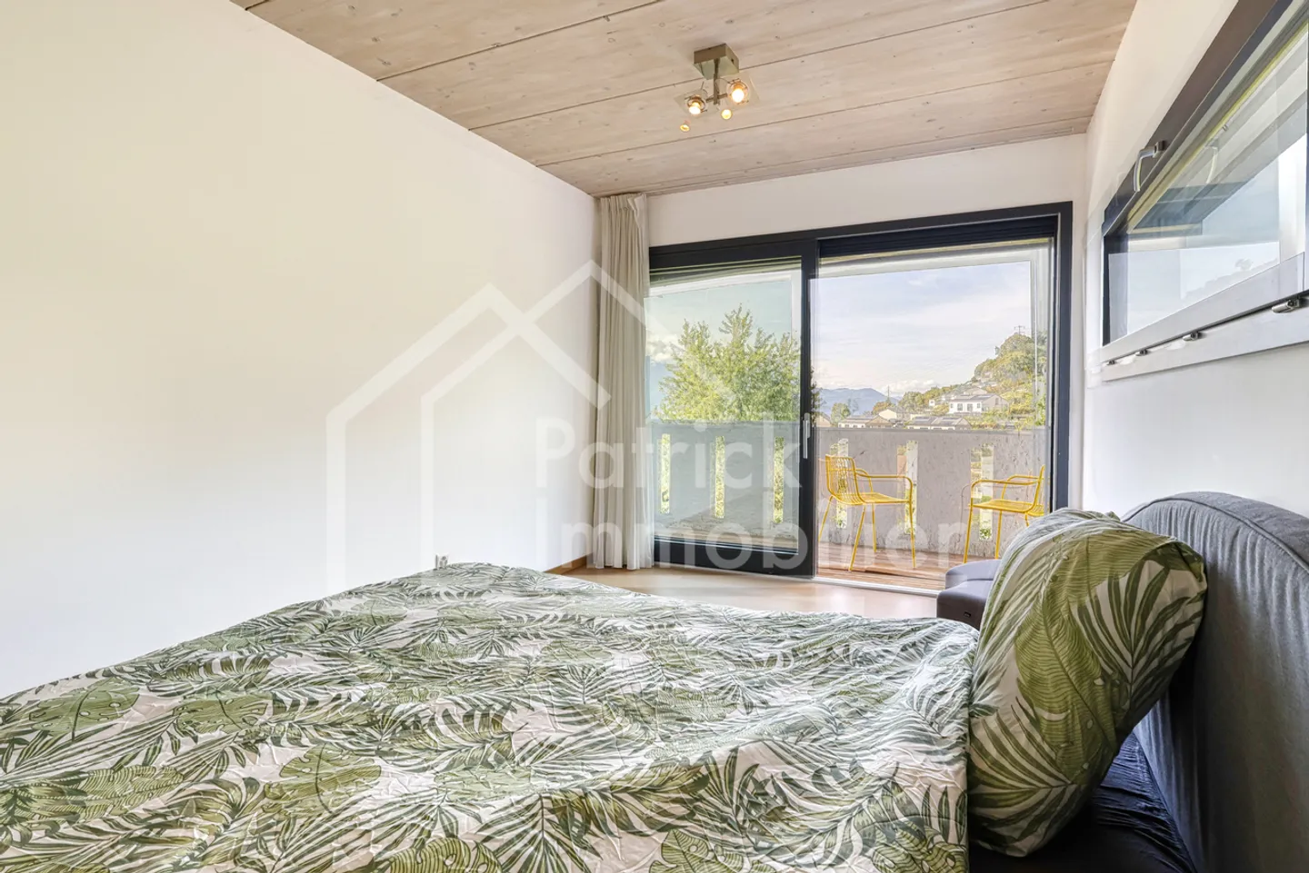 Exceptional contemporary property with panoramic view of the lake - Photo 9 of 14