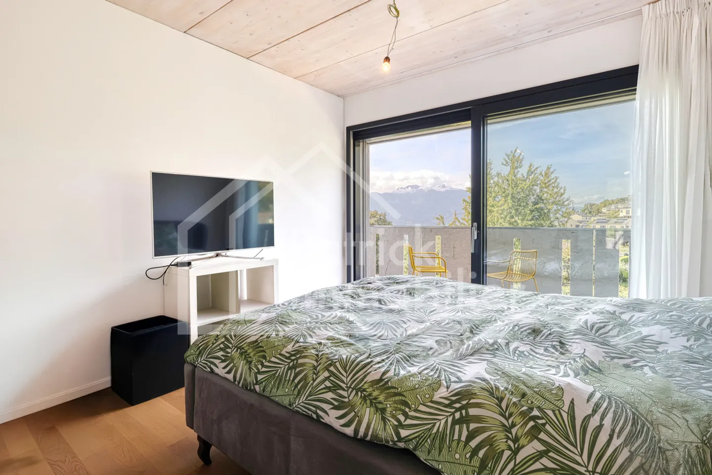 Exceptional contemporary property with panoramic view of the lake - Photo 11 of 14
