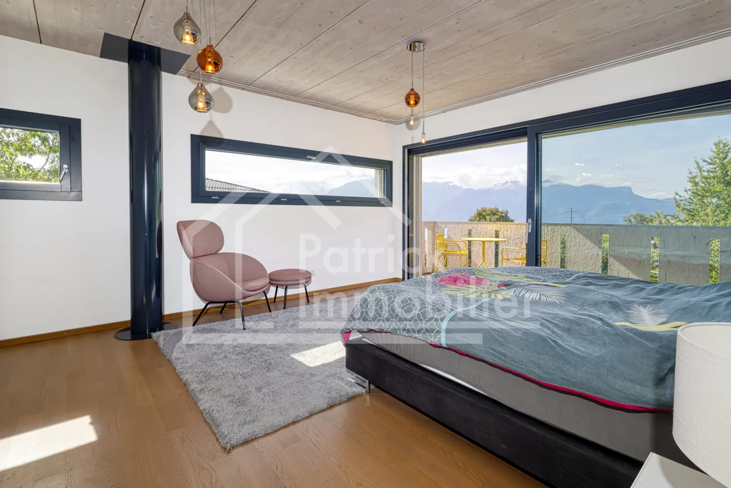 Exceptional contemporary property with panoramic view of the lake - Photo 14 of 14