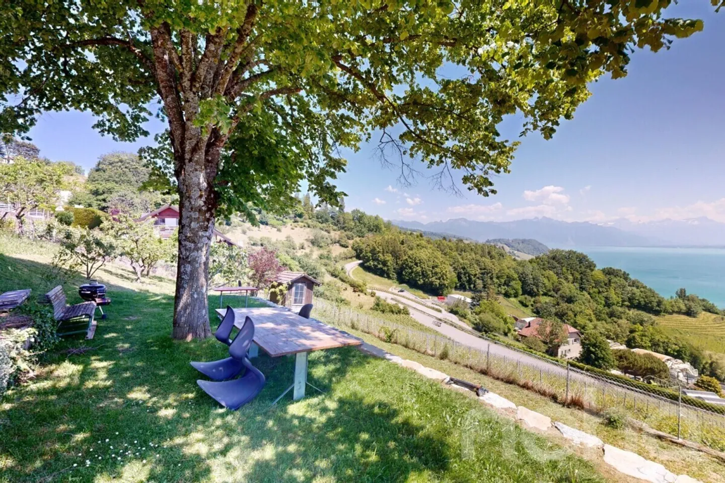 The Elegance of a Chalet between Lake, Vineyards, and Mountains - Photo 10 of 12